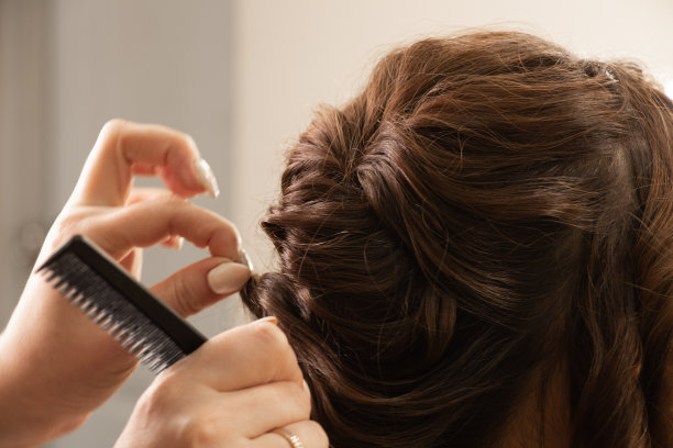 有创意发型的女人从辫子，特写照片，编织辫子图片下载