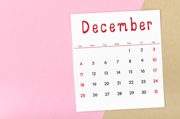 2022年12月的日历，粉红色背景，空白空间。图片下载