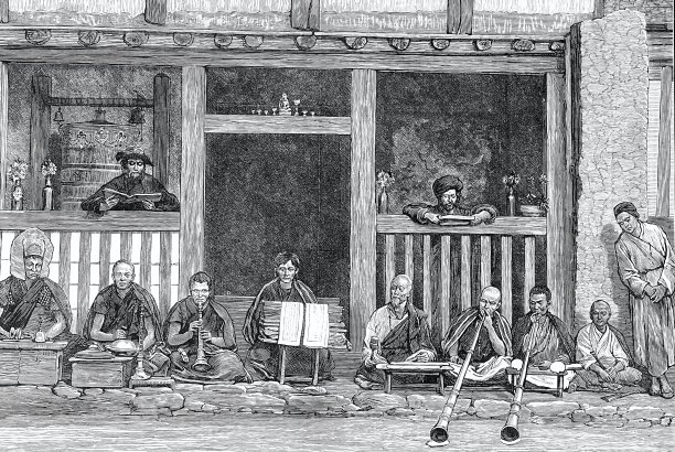 在喜马拉雅山大吉岭，佛教僧侣在建筑外演奏音乐图片下载