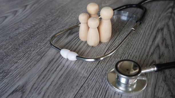 听诊器和带有复制空间的家庭木制玩偶。图片下载