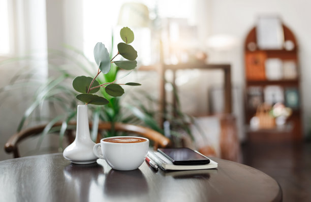 在咖啡馆工作，下班后喝杯咖啡放松一下图片下载