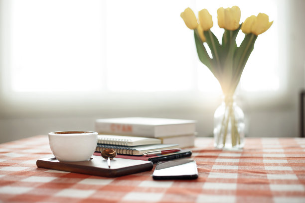 在咖啡馆工作，下班后喝杯咖啡放松一下图片下载