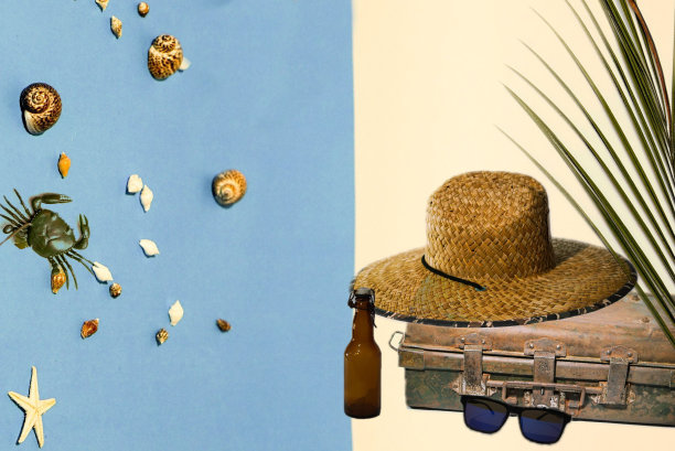 夏日快乐假日设计以热带海滩为背景。竹帽，太阳镜，贝壳和一个啤酒瓶。暑假的概念和销售。旅游度假概念。图片下载