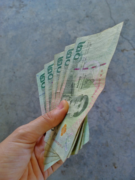 手里拿着泰铢，20泰铢图片下载