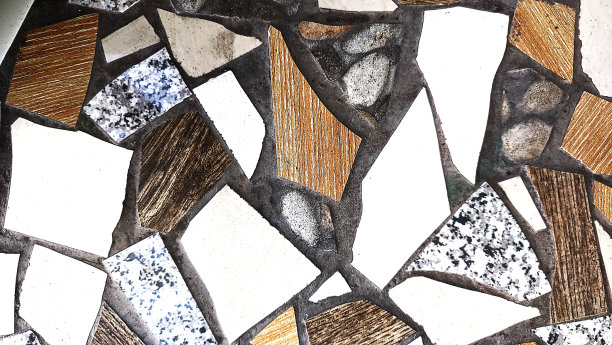 在地板上形成图案或图案的陶瓷碎片的特写。图片下载