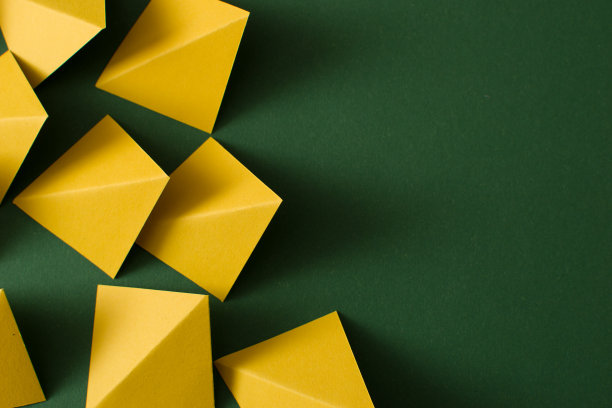 绿色背景上的黄色三角形，复制空间，顶视图图片下载