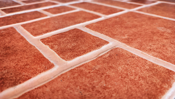 从一个角度看红砖图案的地砖。图片下载