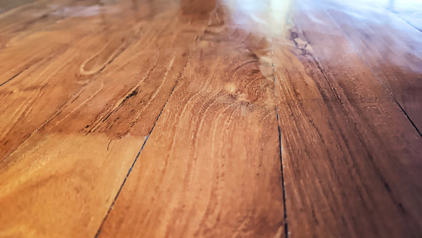 从一个角度来看，地板上有木制图案。图片下载