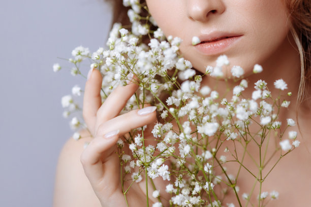 一个戴着花的金发美女的脸图片下载