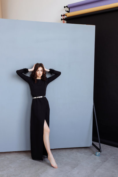 有着深色长发的迷人女人图片下载