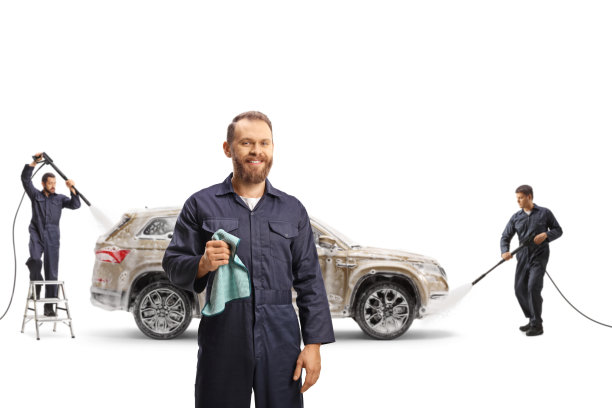 工人们在洗车场清洗一辆SUV图片下载