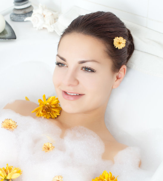 美丽的年轻女子在浴缸中放松。图片下载