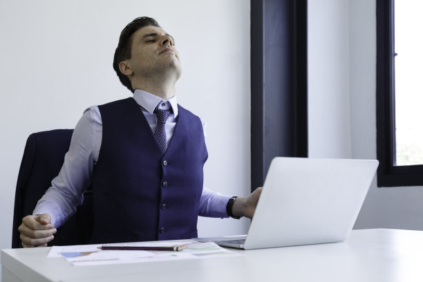 在办公室工作的疲惫商人，因电脑而眼睛疲劳。职业经理人在笔记本电脑上做市场营销和财务计划，倦怠，偏头痛和拉伸。办公室综合症和医疗保健疲倦的商人在办公室工作，眼睛疲劳图片下载