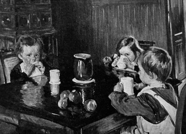 三个孩子在享受早餐图片下载