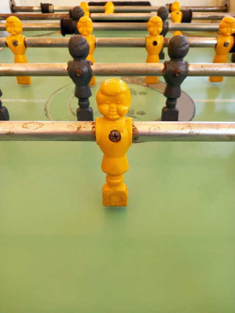 带有生锈杆的老式桌上足球游戏特写，体育运动，运动队足球运动员图片下载