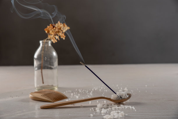 香薰棒和水疗配件在浅色背景图片下载