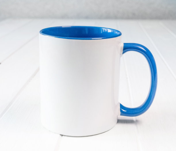 白色杯子，蓝色把手和内表面图片下载