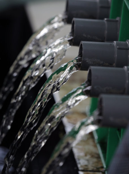 水从管子里流出图片下载