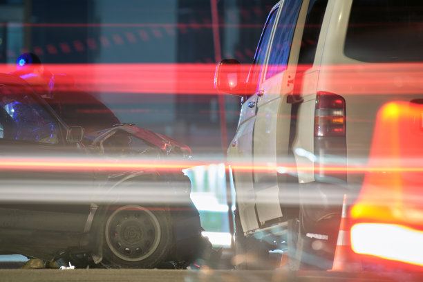 夜间在城市街道碰撞现场，重型车祸车辆碰撞后受损。道路安全与保险理念图片下载