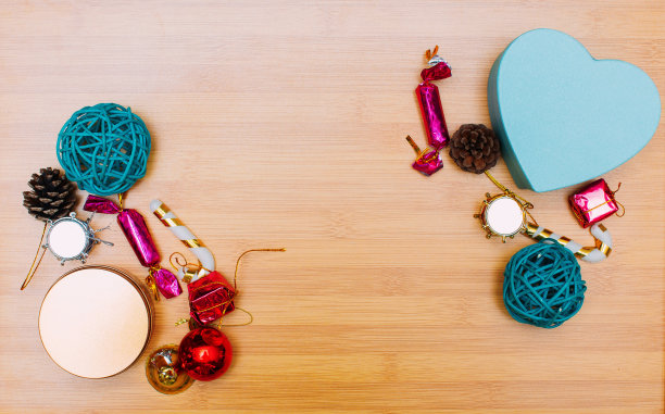 圣诞集群高角度观看礼盒呈现在质朴的木地板上。礼物分散在框架的边缘，在中间留出一些空间给你的对象或副本。图片下载