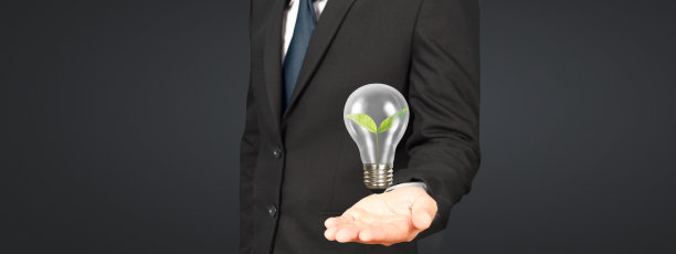 人类手里拿着灯泡创新技术图片下载