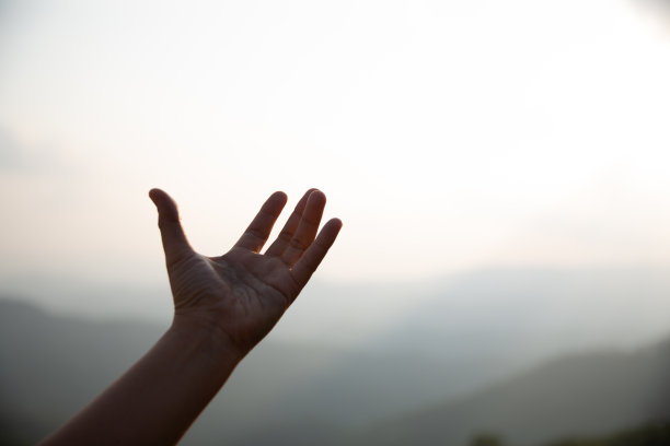 人类双手摊开掌心朝拜。圣餐治疗祝福上帝帮助忏悔天主教复活节四旬期心灵祈祷。基督教的宗教观念背景。为上帝战斗和胜利图片下载