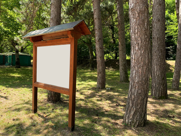 森林里空荡荡的白色招牌，准备写文字。带转弯的招牌图片下载