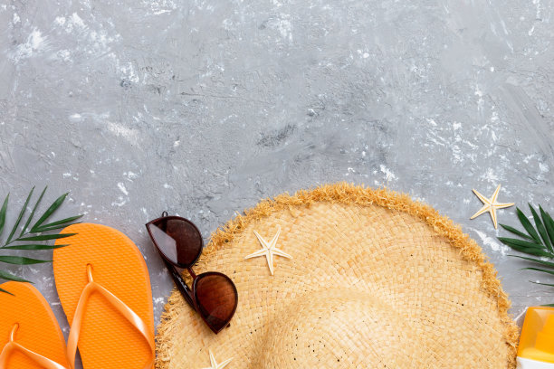 暑假概念平铺。草帽沙滩配件和毛巾顶视图。文本空间。旅游的概念图片下载
