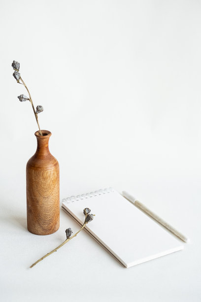 文具最小的静物。空白笔记本和木瓶里的干花。图片下载