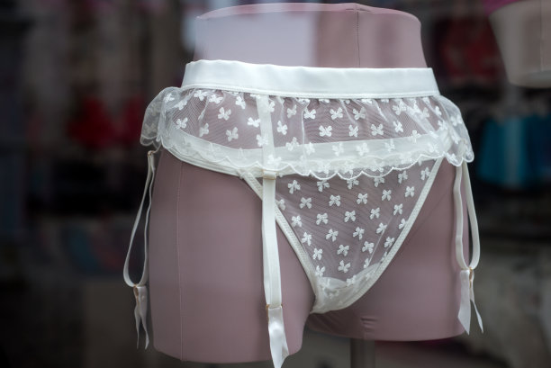 白色吊带内衣在时装商店的女性模特图片下载