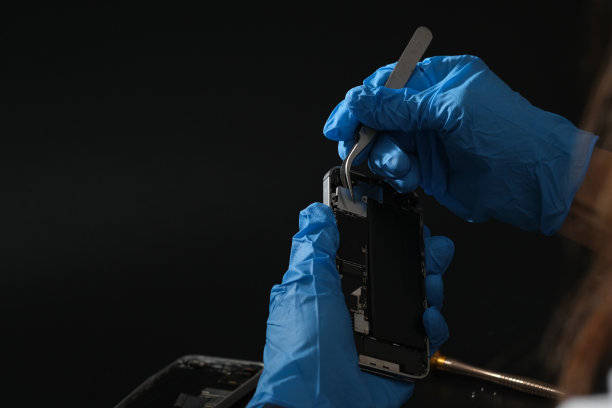 技术人员修理手机部件和工具，以恢复修复手机智能手机图片下载