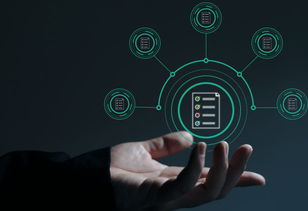 虚拟屏幕上的遵从性规则和治理策略。文档与复选框条目商人和文档图标在手图片下载