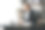 在现代办公室里，白人女商人对她们在平板电脑、笔记本电脑和笔记上所做的工作感到高兴和快乐。图片下载