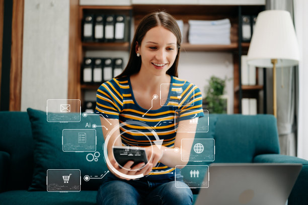 白人女性坐在办公桌前使用笔记本电脑和平板电脑在办公室用虚拟图标浏览金融和营销技术图片下载