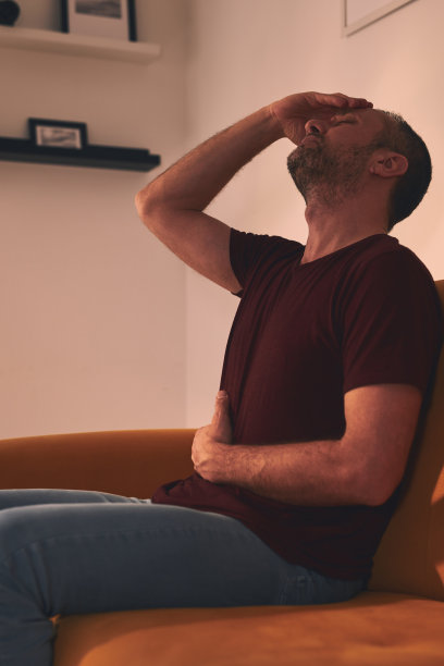 家里有胃痛和头痛的男人。图片下载