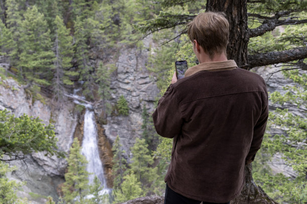 年轻人停下来欣赏风景，阴天图片下载