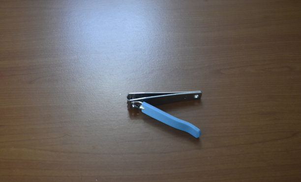 木桌上的指甲钳图片下载