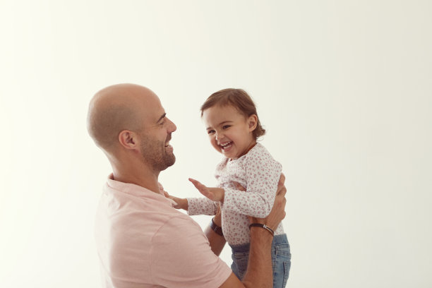 顽皮的父亲抱着女儿图片下载