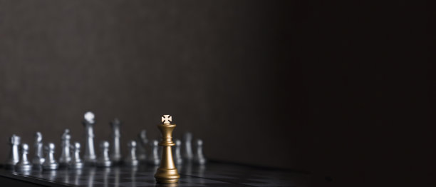 黑色背景的棋盘上的棋子图片下载