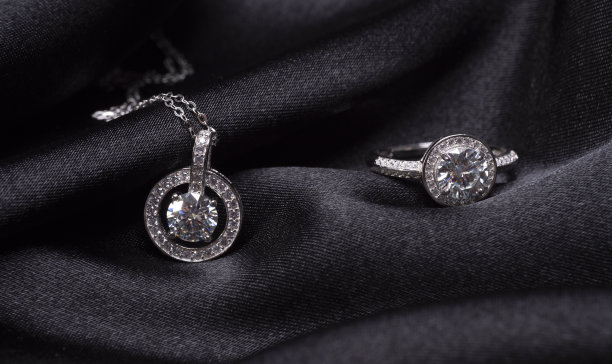 惊人的银与钻石在黑色背景图片下载