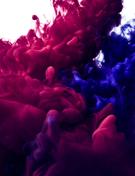 蓝色和粉红色的油漆在水的白色背景飞溅的照片图片下载