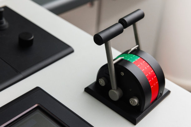 船舶控制面板，发动机加速处于慢速正航位置，接近图片下载