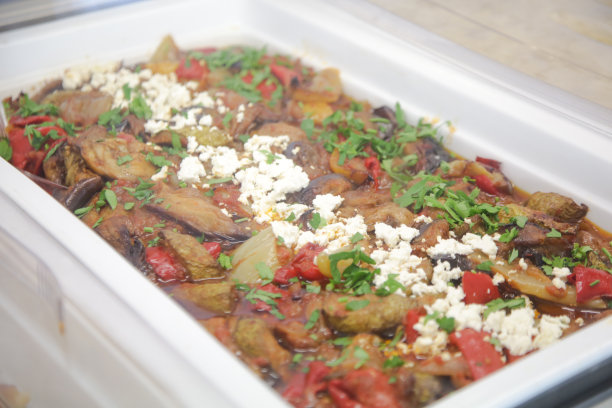 在自助餐线上用大托盘准备好肉餐图片下载