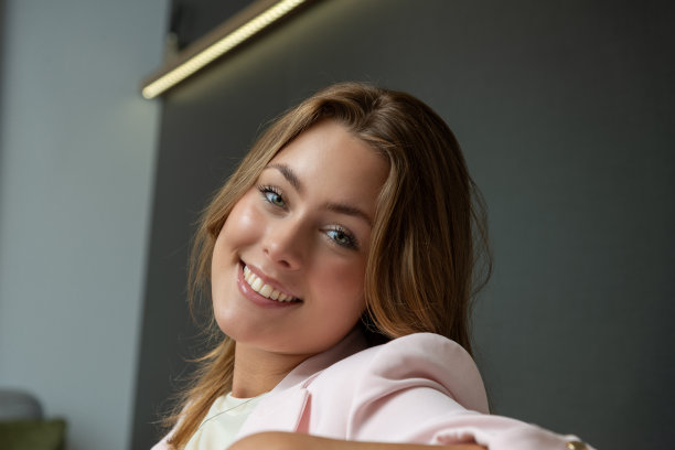 一个年轻女商人的肖像图片下载