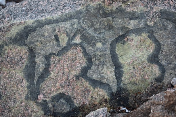 石头内部的自然图案已经分裂成两半，看起来像一个艺术作品。图片下载