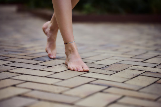 赤脚踩在瓷砖上图片下载
