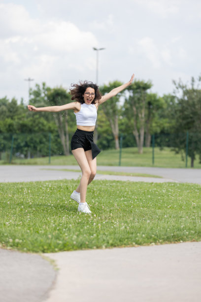 年轻的土耳其女子正在公园里跳。图片下载
