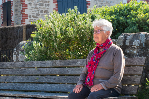 老妇人坐着图片下载