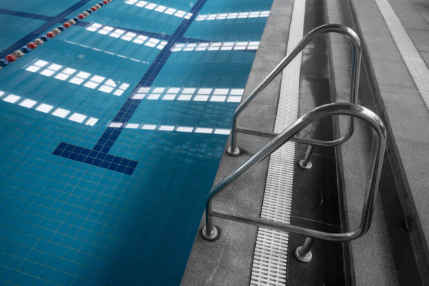 温泉度假酒店的游泳池图片下载