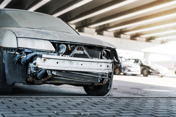 一辆引擎盖破损的旧汽车停在停车场待售。图片下载